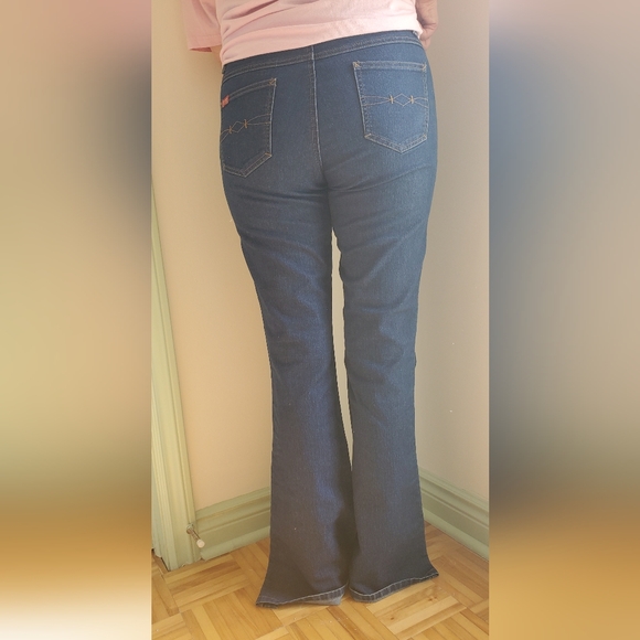 Mudd Vintage Flare Jean's With Buttons - Picture 4 of 10